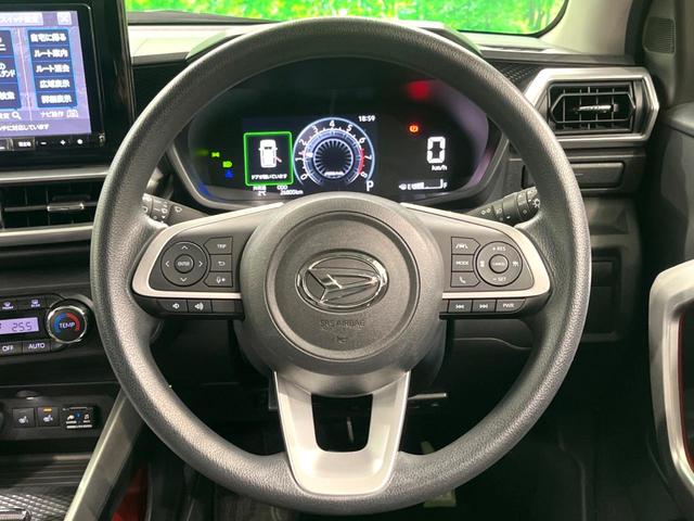 �C���e���A�ɍ��킹���f�U�C���̃X�e�A�����O�́A�^�]�������̂��Ƃ��l���A�^�]���₷���`��A�傫���ł��B�����x�A���ۂɐG���Ă��m���߂��������B