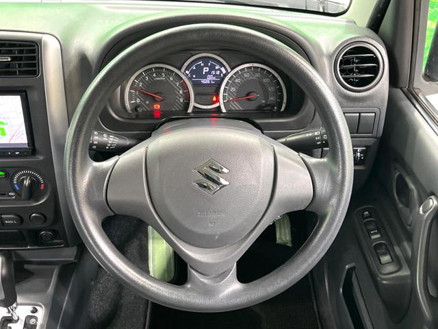 �C���e���A�ɍ��킹���f�U�C���̃X�e�A�����O�́A�^�]�������̂��Ƃ��l���A�^�]���₷���`��A�傫���ł��B�����x�A���ۂɐG���Ă��m���߂��������B