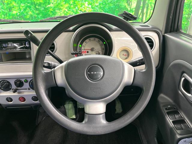 �C���e���A�ɍ��킹���f�U�C���̃X�e�A�����O�́A�^�]�������̂��Ƃ��l���A�^�]���₷���`��A�傫���ł��B�����x�A���ۂɐG���Ă��m���߂��������B