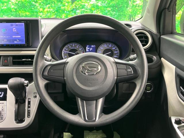 �C���e���A�ɍ��킹���f�U�C���̃X�e�A�����O�́A�^�]�������̂��Ƃ��l���A�^�]���₷���`��A�傫���ł��B�����x�A���ۂɐG���Ă��m���߂��������B