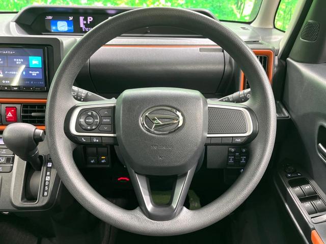 �C���e���A�ɍ��킹���f�U�C���̃X�e�A�����O�́A�^�]�������̂��Ƃ��l���A�^�]���₷���`��A�傫���ł��B�����x�A���ۂɐG���Ă��m���߂��������B