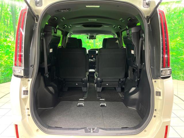 ノア ハイブリッドＧ　純正９インチナビ　両側電動　バックカメラ　禁煙車　ドラレコ　ＥＴＣ　ＬＥＤヘッド　衝突軽減　フルセグ　Ｂｌｕｅｔｏｏｔｈ　オートエアコン　オートハイビーム（11枚目）