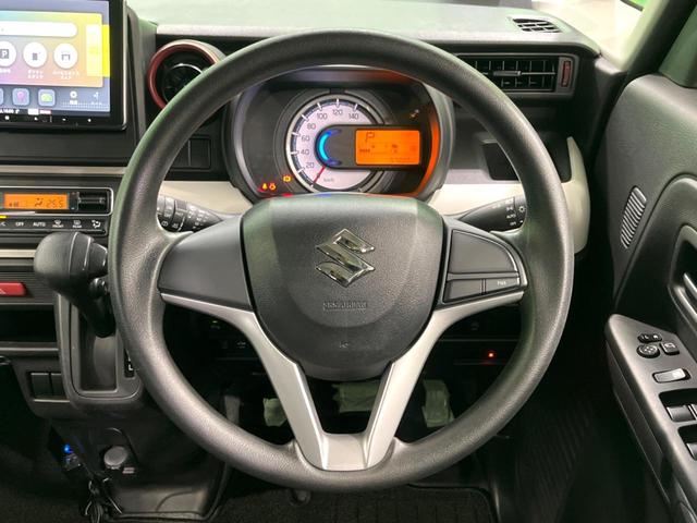 �C���e���A�ɍ��킹���f�U�C���̃X�e�A�����O�́A�^�]�������̂��Ƃ��l���A�^�]���₷���`��A�傫���ł��B�����x�A���ۂɐG���Ă��m���߂��������B