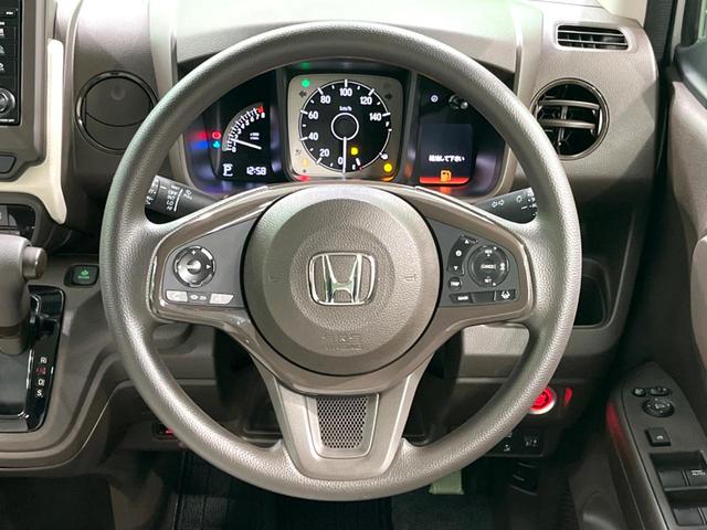 �C���e���A�ɍ��킹���f�U�C���̃X�e�A�����O�́A�^�]�������̂��Ƃ��l���A�^�]���₷���`��A�傫���ł��B�����x�A���ۂɐG���Ă��m���߂��������B