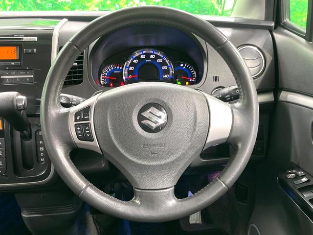 �C���e���A�ɍ��킹���f�U�C���̃X�e�A�����O�́A�^�]�������̂��Ƃ��l���A�^�]���₷���`��A�傫���ł��B�����x�A���ۂɐG���Ă��m���߂��������B