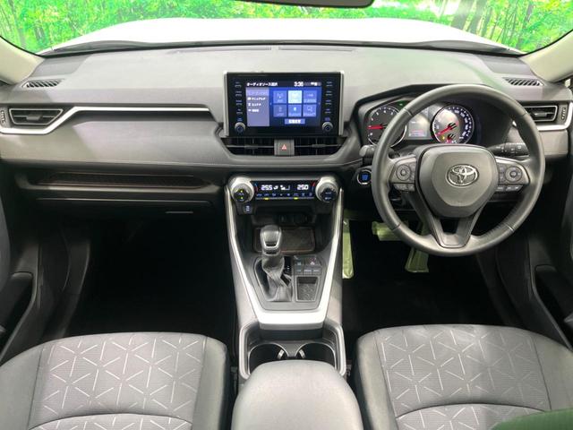 ＲＡＶ４ Ｘ　純正ディスプレイ　バックカメラ　衝突被害軽減システム　レーダークルーズ　禁煙車　コーナーセンサー　スマートキー　ＬＥＤヘッド　ビルトインＥＴＣ　純正１８インチアルミ　車線逸脱警報　オートライト（2枚目）