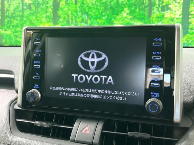 ＲＡＶ４ Ｘ　純正ディスプレイ　バックカメラ　衝突被害軽減システム　レーダークルーズ　禁煙車　コーナーセンサー　スマートキー　ＬＥＤヘッド　ビルトインＥＴＣ　純正１８インチアルミ　車線逸脱警報　オートライト（3枚目）