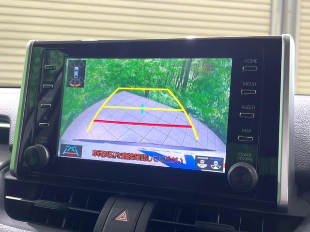 ＲＡＶ４ Ｘ　純正ディスプレイ　バックカメラ　衝突被害軽減システム　レーダークルーズ　禁煙車　コーナーセンサー　スマートキー　ＬＥＤヘッド　ビルトインＥＴＣ　純正１８インチアルミ　車線逸脱警報　オートライト（4枚目）