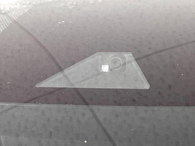 ＲＡＶ４ Ｘ　純正ディスプレイ　バックカメラ　衝突被害軽減システム　レーダークルーズ　禁煙車　コーナーセンサー　スマートキー　ＬＥＤヘッド　ビルトインＥＴＣ　純正１８インチアルミ　車線逸脱警報　オートライト（5枚目）