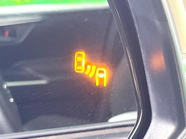 ＲＡＶ４ Ｘ　純正ディスプレイ　バックカメラ　衝突被害軽減システム　レーダークルーズ　禁煙車　コーナーセンサー　スマートキー　ＬＥＤヘッド　ビルトインＥＴＣ　純正１８インチアルミ　車線逸脱警報　オートライト（6枚目）