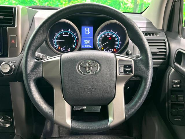 �C���e���A�ɍ��킹���f�U�C���̃X�e�A�����O�́A�^�]�������̂��Ƃ��l���A�^�]���₷���`��A�傫���ł��B�����x�A���ۂɐG���Ă��m���߂��������B