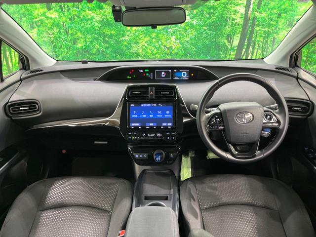 プリウス Ｓ　禁煙車　純正９型ナビ　バックカメラ　衝突軽減装置　レーダークルーズ　レザー調シート　パワーシート　ドラレコ　ＥＴＣ　シートヒーター　コーナーセンサー　スマートキー　ＬＥＤヘッド　オートハイビーム（2枚目）
