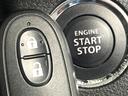 【キーレススタートシステム】カバンやポケットに入れたままでもドアの施錠・解錠が可能なスマートキーを装備。エンジンのオン・オフ時もカギを取り出す必要が無いからとっても便利です♪