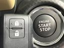 【キーレススタートシステム】カバンやポケットに入れたままでもドアの施錠・解錠が可能なスマートキーを装備。エンジンのオン・オフ時もカギを取り出す必要が無いからとっても便利です♪