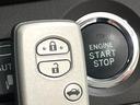【スマートキー】カバンやポケットに入れたままでもドアの施錠・解錠が可能なスマートキーを装備。エンジンのオン・オフ時もカギを取り出す必要が無いからとっても便利です♪