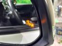 【ブラインドスポットモニター】走行中、ドアミラーの死角になりやすい箇所に後続車が接近するとサイドミラーのレンズに警告を表示！ドライバーに注意喚起をしてくれます。
