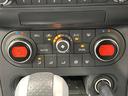 【左右独立型フルオートエアコン】運転席と助手席でそれぞれお好みの温度に設定可能。同乗者にも配慮した、快適な空調をお届け致します。
