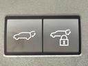 【パワーバックドア】スマートキーや運転席のボタンを押すだけでリアゲートが自動で開閉します!荷物を持っている時や、高い位置にあるバックドアを閉める際に便利な機能です♪
