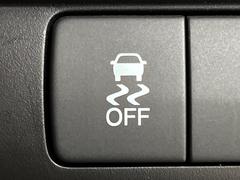 【横滑り防止装置】車両の横滑りを感知すると、自動的に車両の進行方向を保つように車両を制御します。雨の日など滑りやすい路面状況でも安全な運転が可能です。 7