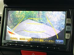 【バックカメラ】駐車時に後方がリアルタイム映像で確認できます。大型商業施設や立体駐車場での駐車時や、夜間のバック時に大活躍！運転スキルに関わらず、今や必須となった装備のひとつです！ 4