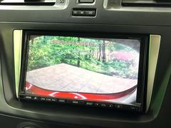 【バックカメラ】駐車時に後方がリアルタイム映像で確認できます。大型商業施設や立体駐車場での駐車時や、夜間のバック時に大活躍！運転スキルに関わらず、今や必須となった装備のひとつです！ 4