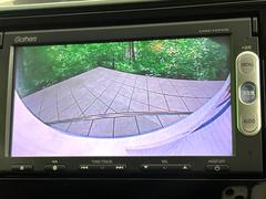 【バックカメラ】駐車時に後方がリアルタイム映像で確認できます。大型商業施設や立体駐車場での駐車時や、夜間のバック時に大活躍！運転スキルに関わらず、今や必須となった装備のひとつです！ 4