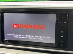 【純正ナビ】人気の純正ナビを装備しております。ナビの使いやすさはもちろん、オーディオ機能も充実！キャンプや旅行はもちろん、通勤や買い物など普段のドライブも楽しくなるはず♪ 4