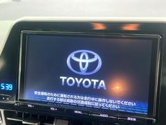 【メーカー純正ナビ】インテリアに溶け込むスタイリッシュな「専用設計」メーカーナビを装備♪視認性や操作性など基本性能にも優れ、より上質なカーライフをお楽しみいただけます。 4