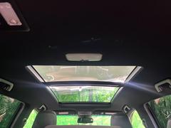 【サンルーフ】開放感たっぷりの希少装備、サンルーフが装着されています！車内に明かりを取り入れたり景色を楽しむ以外にも、車内の空気も簡単に換気できて快適です！ 4