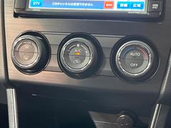 【オートエアコン】一度お好みの温度に設定すれば、車内の温度を検知し風量や温度を自動で調整。暑い…寒い…と何度もスイッチ操作をする必要はありません。快適な車内空間には必須の機能ですね♪ 7