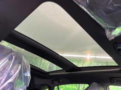 【調光パノラマルーフ】車内の解放感が一気に上がる大型パノラマルーフに調光機能がプラス！日差しが強い時、シェードを閉めなくてもガラスの透明度を調整することで心地よい明るさに♪ 3
