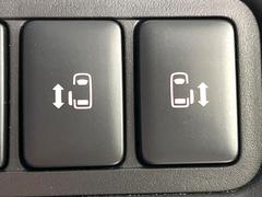 【両側パワースライドドア】スマートキーや運転席のスイッチで後席両側スライドドアの開閉が可能♪電動だから力を入れてドアを開ける必要が無く、小さなお子様でも簡単に開け閉めでき快適です♪ 5