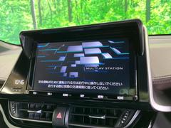 【純正９インチナビ】人気の純正ナビを装備。オーディオ機能も充実しており、Ｂｌｕｅｔｏｏｔｈ接続すればお持ちのスマホやＭＰ３プレイヤーの音楽を再生可能！毎日の運転がさらに楽しくなります！！ 3