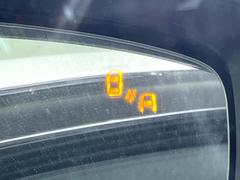 【ブラインドスポットモニタリング】走行中、ドアミラーの死角になりやすい箇所に後続車が接近するとサイドミラー付近に警告を表示、ドライバーに注意喚起をしてくれます。 6