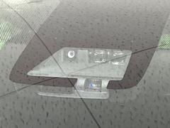 【トヨタセーフティセンス】走行中に前方の車両等を認識し、衝突しそうな時は警報とブレーキで衝突回避と被害軽減をアシスト。より安全にドライブをお楽しみいただけます。 5