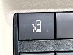 【パワースライドドア】スマートキーや運転席のスイッチでスライドドアの開閉が可能♪電動だから力を入れてドアを開ける必要が無く、小さいお子様でも、重い荷物を持っている時もラクに開け閉めできます♪ 5