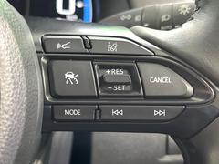 【レーダークルーズコントロール】高速道路での長距離走行が楽に！！自動で速度を保つクルーズコントロールが、衝突軽減システムと連携し、前方の車両を感知して車間を保つように速度調節してくれます！！ 6