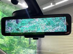 【インテリジェントルームミラー】後席の大きな荷物や同乗者で後方が確認しづらい時でも安心！カメラが撮影した車両後方の映像をルームミラー内に表示。クリアな視界で状況の確認が可能です！ 5