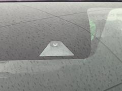 【インテリジェントエマージェンシーブレーキ】フロントカメラで前方の車両や歩行者を検知。衝突しそうな時は衝突被害軽減ブレーキが作動、衝突回避をサポート。より安全にドライブをお楽しみいただけます。 5