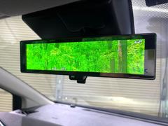 【インテリジェントルームミラー】後席の大きな荷物や同乗者で後方が確認しづらい時でも安心！カメラが撮影した車両後方の映像をルームミラー内に表示。クリアな視界で状況の確認が可能です！ 5