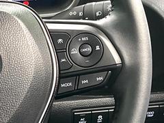 【レーダークルーズコントロール】高速道路での長距離走行が楽に！！自動で速度を保つクルーズコントロールが、衝突軽減システムと連携し、前方の車両を感知して車間を保つように速度調節してくれます！！ 6