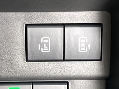 【両側パワースライドドア】スマートキーや運転席のスイッチで後席両側スライドドアの開閉が可能♪電動だから力を入れてドアを開ける必要が無く、小さなお子様でも簡単に開け閉めでき快適です♪ 5