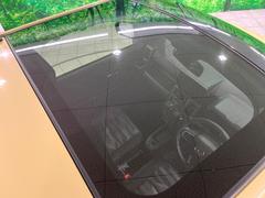 【ガラスルーフ】ガラスルーフ搭載で車内の解放感が一気にアップ！開放的なドライブをお楽しみいただけます。 3