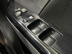 【電動格納ミラー】サイドミラーは電動格納式となっており、狭い駐車場でもキズがつくリスクを抑えられます。 6