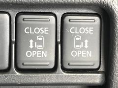 【両側パワースライドドア】スマートキーや運転席のスイッチで後席両側スライドドアの開閉が可能♪電動だから力を入れてドアを開ける必要が無く、小さなお子様でも簡単に開け閉めでき快適です♪ 5