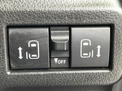 【両側パワースライドドア】スマートキーや運転席のスイッチで後席両側スライドドアの開閉が可能♪電動だから力を入れてドアを開ける必要が無く、小さなお子様でも簡単に開け閉めでき快適です♪ 5