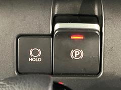 【電動パーキングブレーキ】パーキングブレーキは便利な電動式！ボタン一つで操作でき、アクセルを踏めば自動で解除されます♪レバーやペダルが無いので運転席廻りもすっきりしますね♪ 7