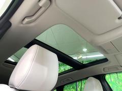 【サンルーフ】開放感たっぷりの希少装備、サンルーフが装着されています！車内に明かりを取り入れたり景色を楽しむ以外にも、車内の空気も簡単に換気できて快適です！ 3
