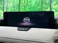 【１２．３インチマツダコネクト】車内の雰囲気にマッチした大型ディスプレイ。スマホ接続でのナビ使用やＢｌｕｅｔｏｏｔｈ再生等、様々な機能が楽しめます。直感的なダイヤル操作が可能で、使い勝手も良好です。 4