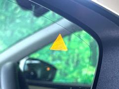 【ブラインドスポットモニタリング】走行中、ドアミラーの死角になりやすい箇所に後続車が接近するとサイドミラー付近に警告を表示、ドライバーに注意喚起をしてくれます。 7